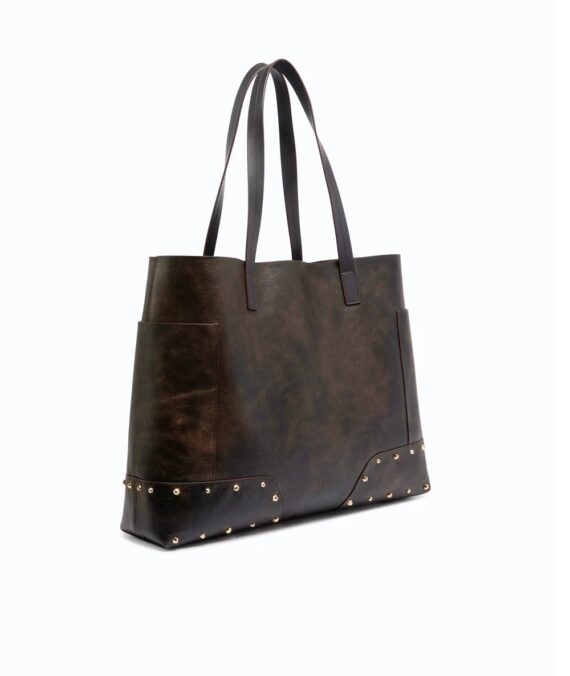 Borsa shopper in pelle cloud con patch e borchie